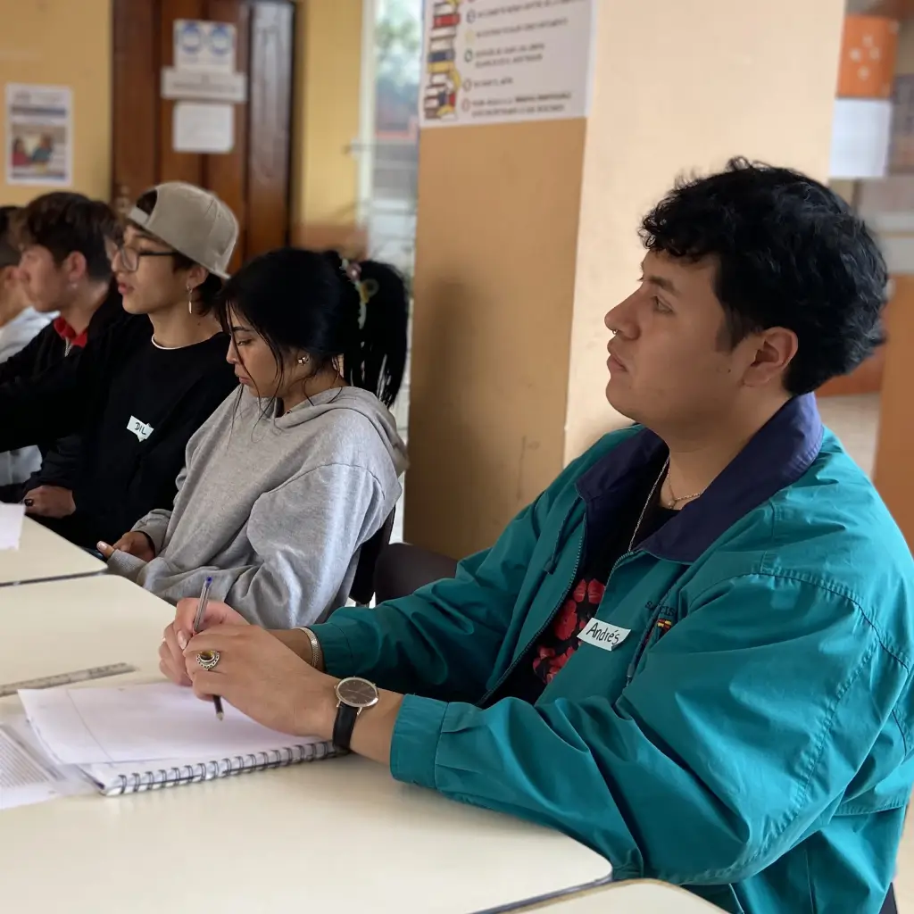 Estudiantes del Instituto INEPE, compartiendo y aprendiendo en un día de clases.