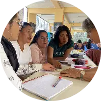 Docentes que se forman en el Instituto INEPE, reunidos demostrando sus nuevas habilidades adquiridades para investigación, planificación y construcción de conocimiento.