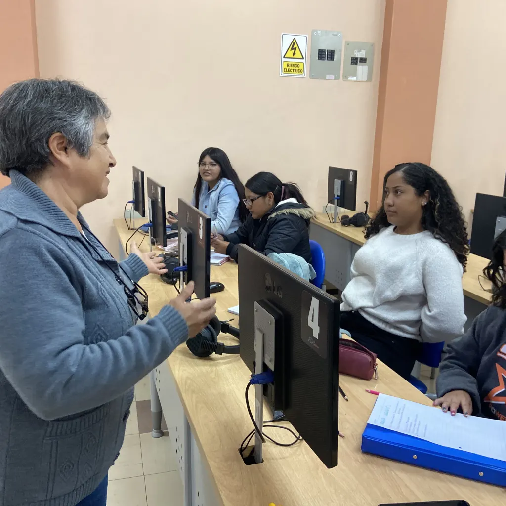 Estudiantes del INEPE desarrollan habilidades digitales con acompañamiento docente.
