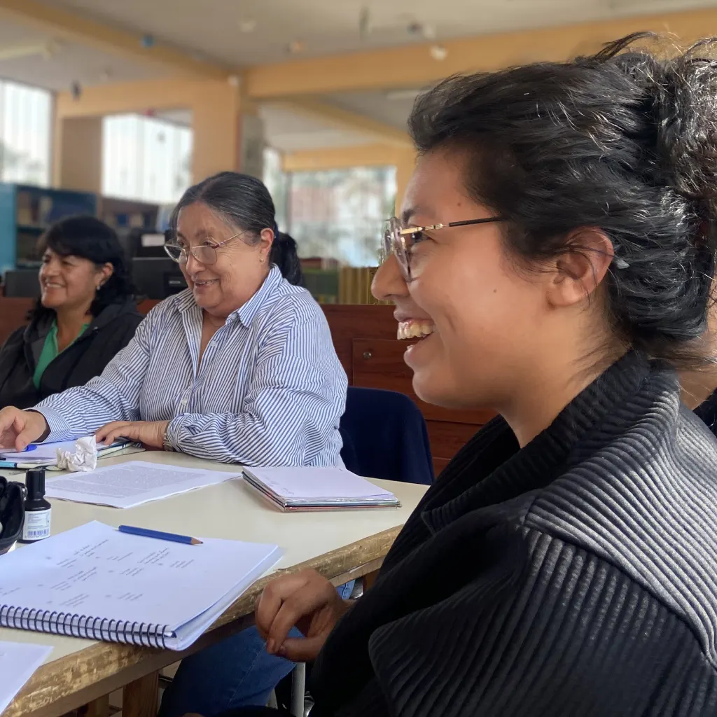Compromiso con la excelencia educativa y el Servicio a la comunidad guían nuestra labor. Esta imagen captura a docentes en un espacio de formación continua, reflejando la Ética y la Solidaridad que son pilares del Instituto INEPE.