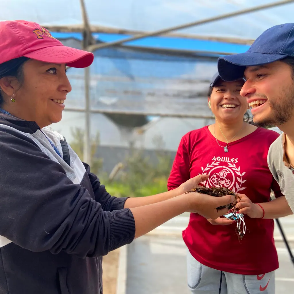 La pedagogía vive en la práctica. Una jornada enriquecedora donde la tierra se convierte en aula, fomentando el aprendizaje colaborativo y el compromiso ambiental entre la comunidad del Instituto INEPE.